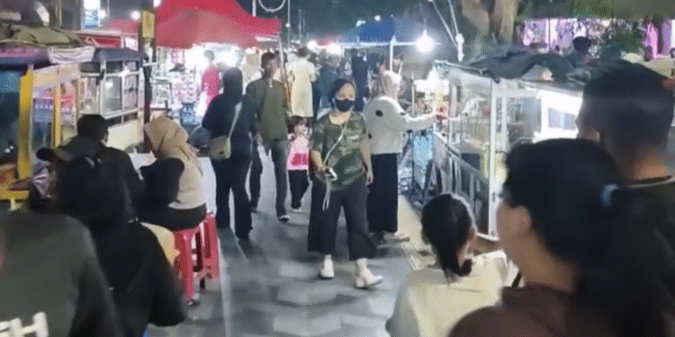 Alun-Alun Kota Bogor Semrawut! PKL Kuasai Trotoar, Parkir Liar Menjamur
