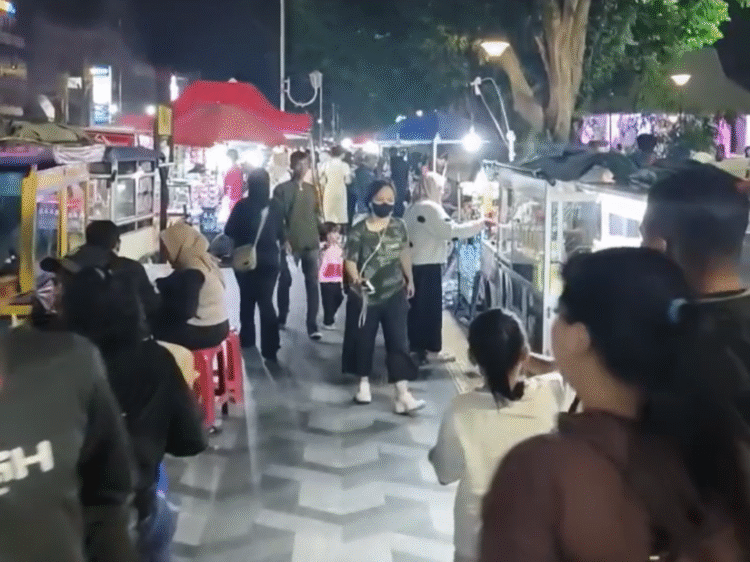 Alun-Alun Kota Bogor Semrawut! PKL Kuasai Trotoar, Parkir Liar Menjamur