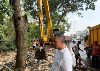 Pemkab Bogor Kerahkan 40 Truk Bersihkan Gunungan Sampah di Kali Baru, Ada Kulkas hingga Kasur