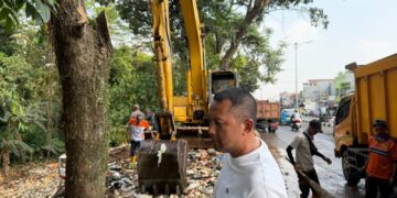 Pemkab Bogor Kerahkan 40 Truk Bersihkan Gunungan Sampah di Kali Baru, Ada Kulkas hingga Kasur