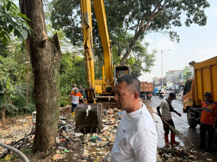Pemkab Bogor Kerahkan 40 Truk Bersihkan Gunungan Sampah di Kali Baru, Ada Kulkas hingga Kasur