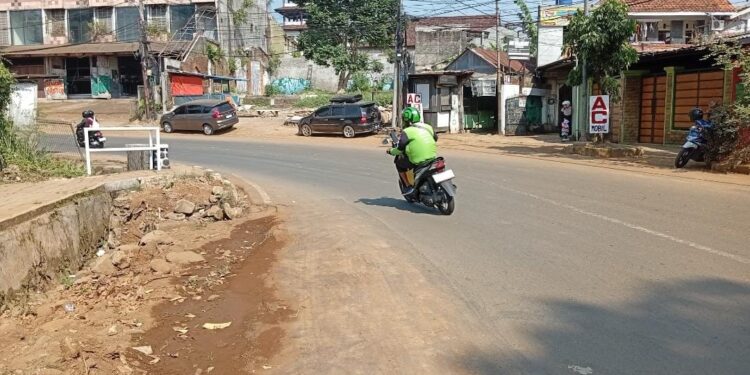 Wali Kota Bogor Tegur Kontraktor Proyek Batutulis, Ceceran Tanah di Jalan Berpotensi Membahayakan Pemotor