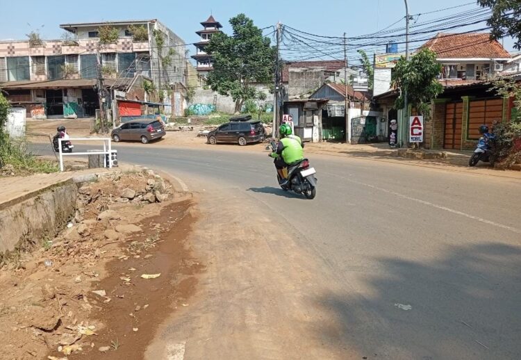 Wali Kota Bogor Tegur Kontraktor Proyek Batutulis, Ceceran Tanah di Jalan Berpotensi Membahayakan Pemotor