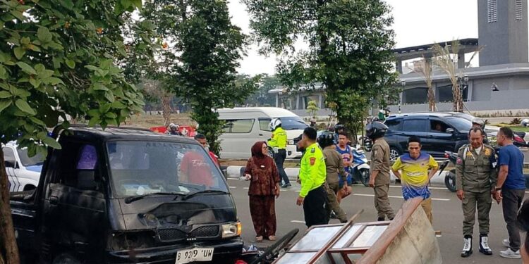 Belajar Nyetir Berakhir Petaka, Mobil Pikap Tabrak Pesepeda dan Pedagang di Pakansari Bogor