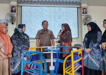 Dede Chandra Sasmita Salurkan Bantuan Ayunan dan Komidi Putar ke 13 TK di Kabupaten Bogor