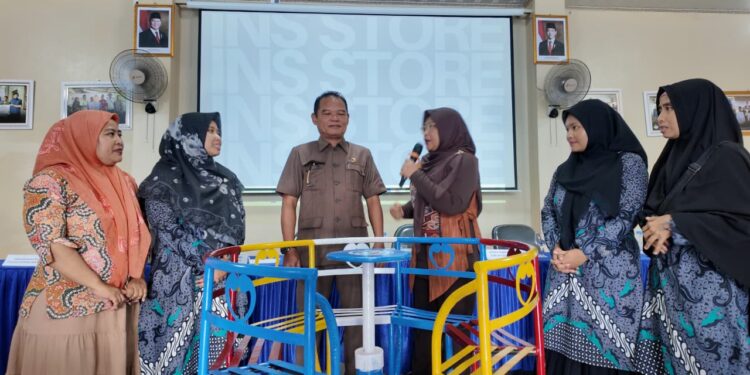 Dede Chandra Sasmita Salurkan Bantuan Ayunan dan Komidi Putar ke 13 TK di Kabupaten Bogor