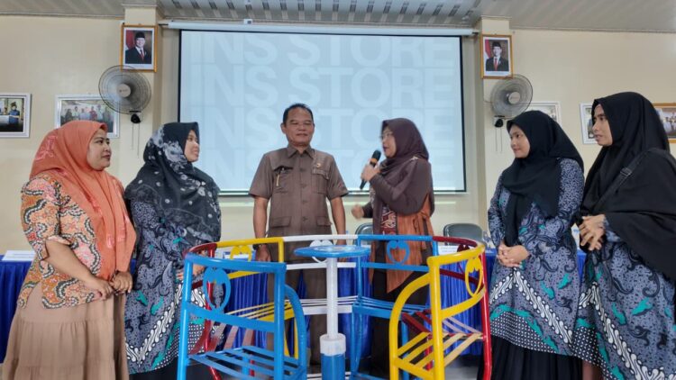 Dede Chandra Sasmita Salurkan Bantuan Ayunan dan Komidi Putar ke 13 TK di Kabupaten Bogor