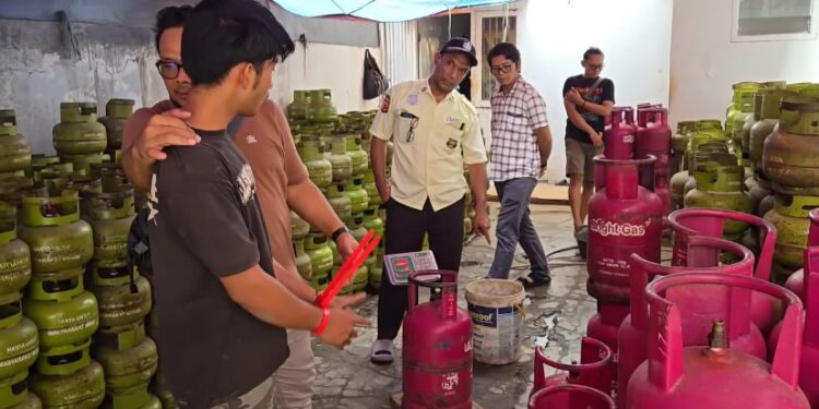 Aksi Dramatis Polisi Bongkar Gudang Pengoplos Gas Elpiji di Cileungsi Bogor! 1.304 Tabung Disita dan Dua Pelaku Ditangkap