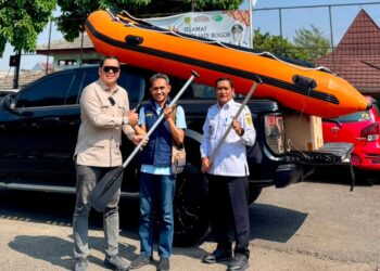 Dukung Program Bersih Sungai, Ketua Komisi I DPRD Kabupaten Bogor Hibahkan Perahu Karet