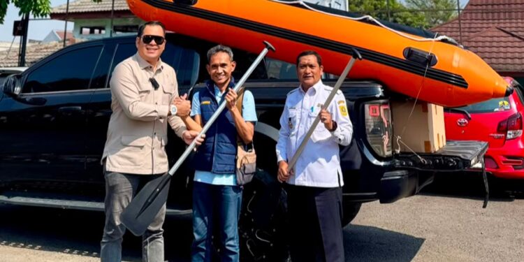 Dukung Program Bersih Sungai, Ketua Komisi I DPRD Kabupaten Bogor Hibahkan Perahu Karet
