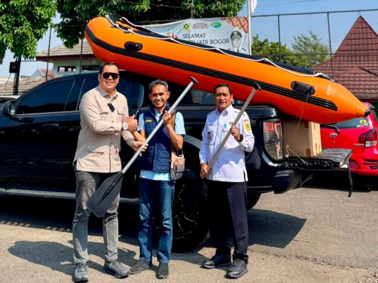 Dukung Program Bersih Sungai, Ketua Komisi I DPRD Kabupaten Bogor Hibahkan Perahu Karet