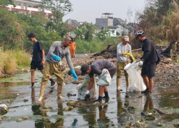 Debit Sungai Ciliwung Surut, Ribuan Warga dan Pemkot Bogor Gotong Royong Angkut Sampah