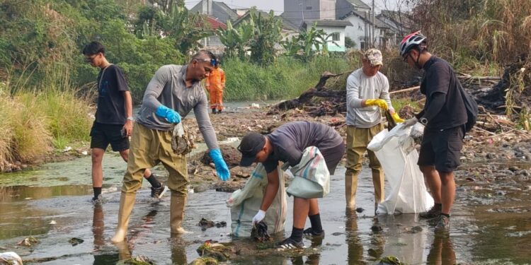 Debit Sungai Ciliwung Surut, Ribuan Warga dan Pemkot Bogor Gotong Royong Angkut Sampah