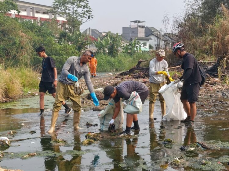 Debit Sungai Ciliwung Surut, Ribuan Warga dan Pemkot Bogor Gotong Royong Angkut Sampah