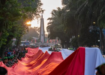 Meriah! Bendera Merah Putih Raksasa Diarak dari Tugu Kujang hingga Pusdikzi, Adityawarman Adil: Kirab Merah Putih Perkuat Persatuan dan Nasionalisme
