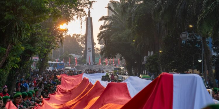 Meriah! Bendera Merah Putih Raksasa Diarak dari Tugu Kujang hingga Pusdikzi, Adityawarman Adil: Kirab Merah Putih Perkuat Persatuan dan Nasionalisme
