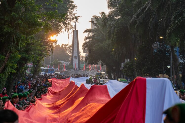 Meriah! Bendera Merah Putih Raksasa Diarak dari Tugu Kujang hingga Pusdikzi, Adityawarman Adil: Kirab Merah Putih Perkuat Persatuan dan Nasionalisme