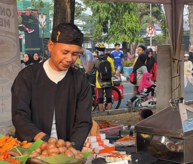 Pemkab Bogor Ubah Wajah CFD Tegar Beriman, Pedagang Mulai Berjualan Gunakan Pakaian Adat Sunda