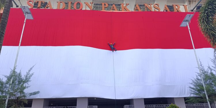 Bendera Merah Putih Raksasa Berkibar di Stadion Pakansari, Jadi Simbol Semangat Kemerdekaan