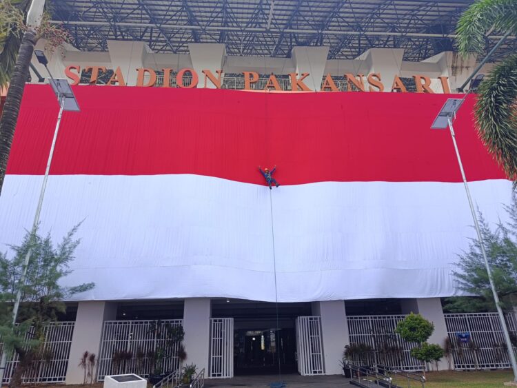 Bendera Merah Putih Raksasa Berkibar di Stadion Pakansari, Jadi Simbol Semangat Kemerdekaan