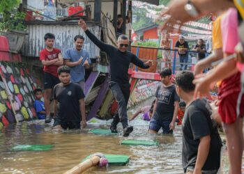 Pakai Kostum ‘Batman’, Jenal Mutaqin Ikuti Lomba Ninja Warrior Bersama Warga Warban