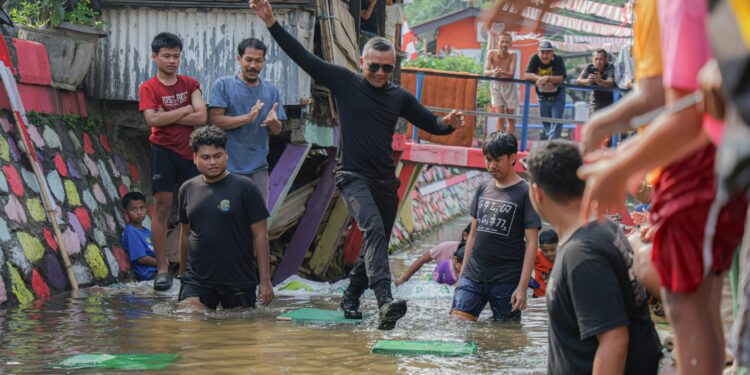 Pakai Kostum ‘Batman’, Jenal Mutaqin Ikuti Lomba Ninja Warrior Bersama Warga Warban