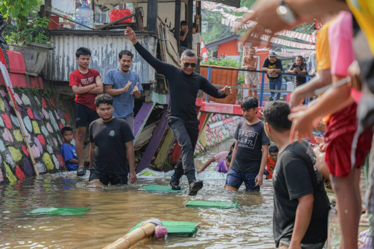 Pakai Kostum ‘Batman’, Jenal Mutaqin Ikuti Lomba Ninja Warrior Bersama Warga Warban