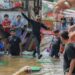 Pakai Kostum ‘Batman’, Jenal Mutaqin Ikuti Lomba Ninja Warrior Bersama Warga Warban