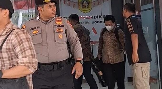 Lagi! KPK Geledah Pemkab Bogor, Dua Koper Dibawa Penyidik dari Kantor Disdik