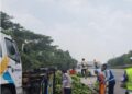 Baut Roda Patah, Suzuki Carry Pengangkut Pisang Terbalik di Tol Jagorawi Citeureup