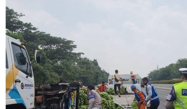 Baut Roda Patah, Suzuki Carry Pengangkut Pisang Terbalik di Tol Jagorawi Citeureup