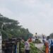 Baut Roda Patah, Suzuki Carry Pengangkut Pisang Terbalik di Tol Jagorawi Citeureup