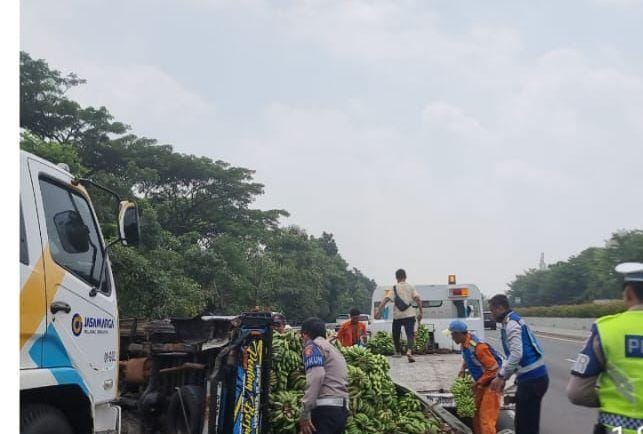 Baut Roda Patah, Suzuki Carry Pengangkut Pisang Terbalik di Tol Jagorawi Citeureup
