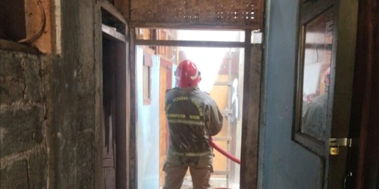 Rumah Kontrakan di Cibinong Bogor Kebakaran, Penghuni Diduga Tertidur Saat Kompor Menyala