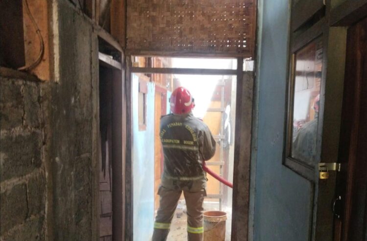 Rumah Kontrakan di Cibinong Bogor Kebakaran, Penghuni Diduga Tertidur Saat Kompor Menyala
