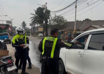 Polres Bogor Turun ke Jalan Bagikan Masker, Warga Diminta Waspadai Bahaya Abu Vulkanik
