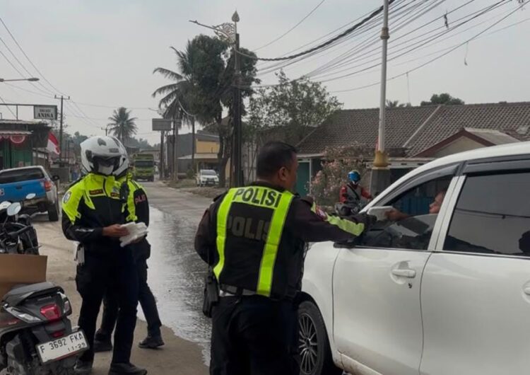 Polres Bogor Turun ke Jalan Bagikan Masker, Warga Diminta Waspadai Bahaya Abu Vulkanik
