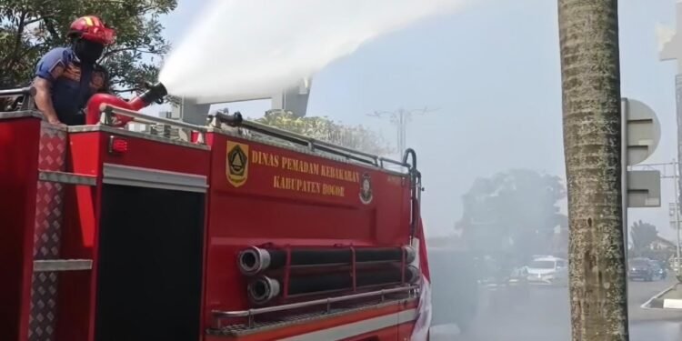Antisipasi Abu Vulkanik, Damkar Kabupaten Bogor Semprot Jalan di 11 Wilayah