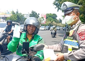 Antisipasi Abu Vulkanik, Polisi Bagikan Masker di Tugu Kujang hingga Kebun Raya Bogor