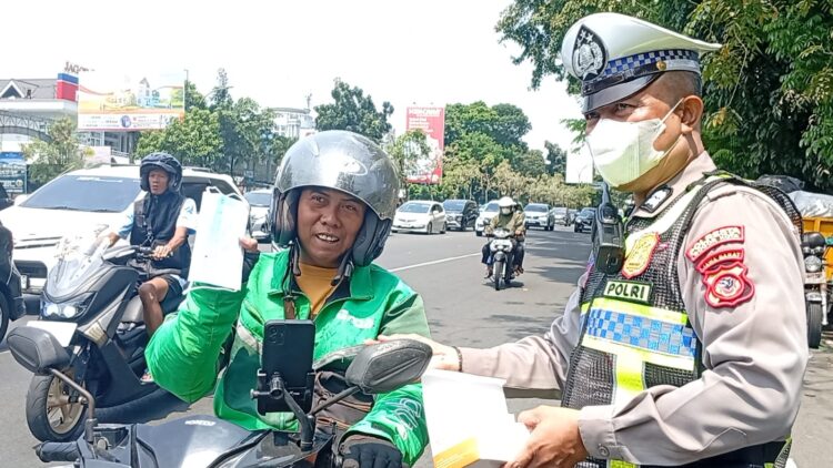 Antisipasi Abu Vulkanik, Polisi Bagikan Masker di Tugu Kujang hingga Kebun Raya Bogor