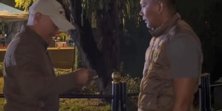 Viral! Jenal Mutaqin Ngamuk Lihat Pria Kencing Sembarangan di Alun-Alun Kota Bogor, Sampai Lempar Helm