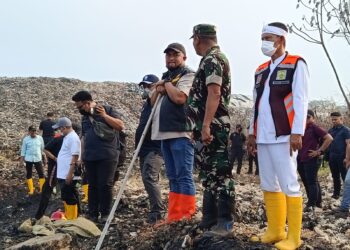 Asap Hitam Muncul Saat Tumpukan Dibongkar, Ini Cara Petugas Padamkan Bara Api di TPA Galuga