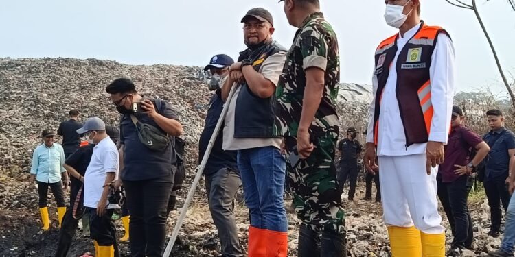 Asap Hitam Muncul Saat Tumpukan Dibongkar, Ini Cara Petugas Padamkan Bara Api di TPA Galuga