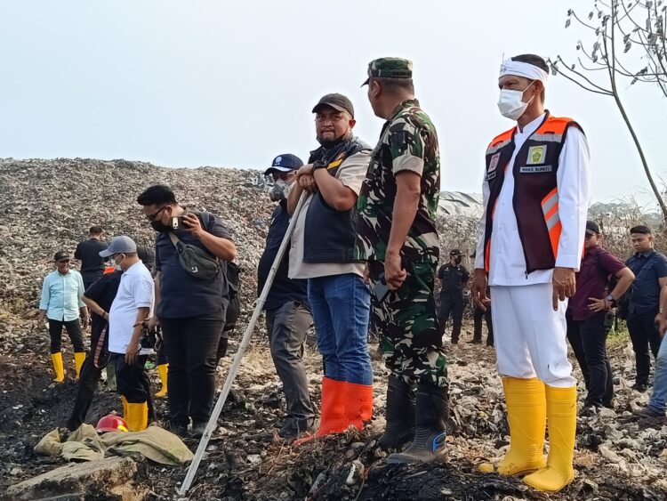 Asap Hitam Muncul Saat Tumpukan Dibongkar, Ini Cara Petugas Padamkan Bara Api di TPA Galuga