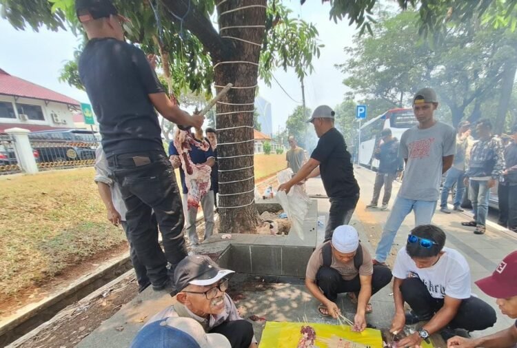 Usai Pejabat BPN Bogor Ditangkap KPK, Massa Gelar Syukuran Sembelih hingga Nyate Kambing