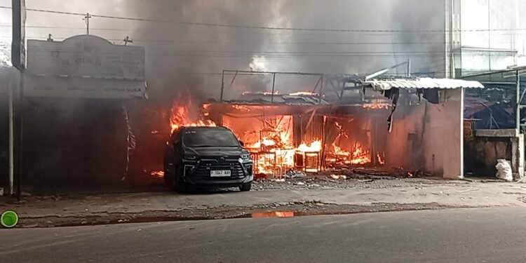 Kebakaran Hebat di Paledang Bogor! Api Merambat ke 4 Warung, Rumah hingga Mobil
