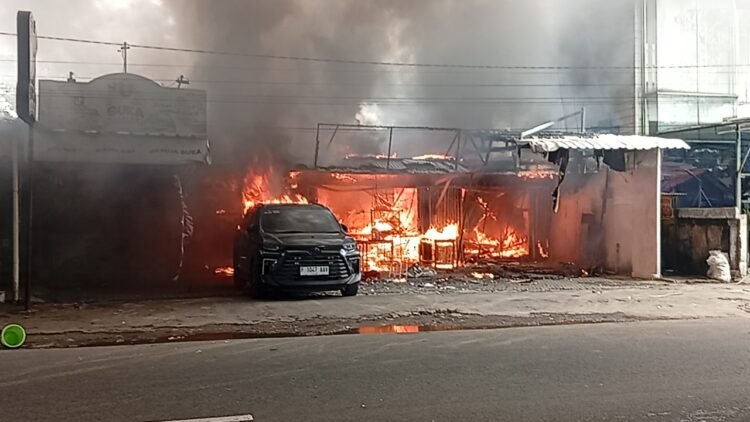 Kebakaran Hebat di Paledang Bogor! Api Merambat ke 4 Warung, Rumah hingga Mobil