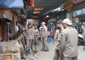 Satpol PP Tertibkan Pasar Cisarua, 75 Bangunan PKL Dibongkar Mandiri