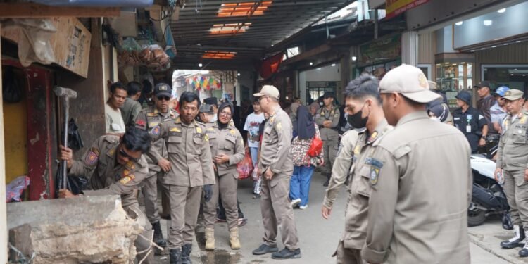 Satpol PP Tertibkan Pasar Cisarua, 75 Bangunan PKL Dibongkar Mandiri