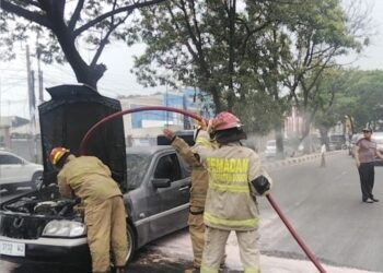 Mobil Mercedes Benz Terbakar di Cileungsi Bogor, Api Muncul dari Bawah Kap